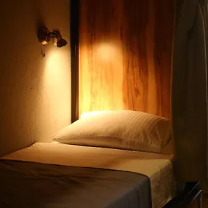 hostel-nomad.alltbilisihotels.com/